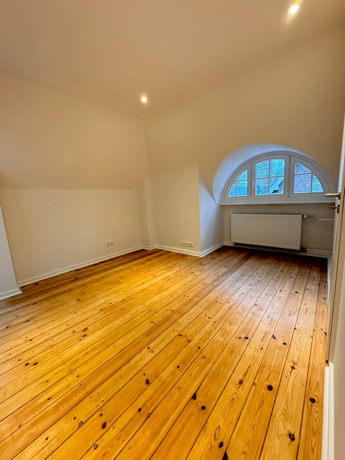 Dachgeschossausbau Elbchaussee – Studio mit Elb-Blick – Vorher-Bild KSB Hamburg