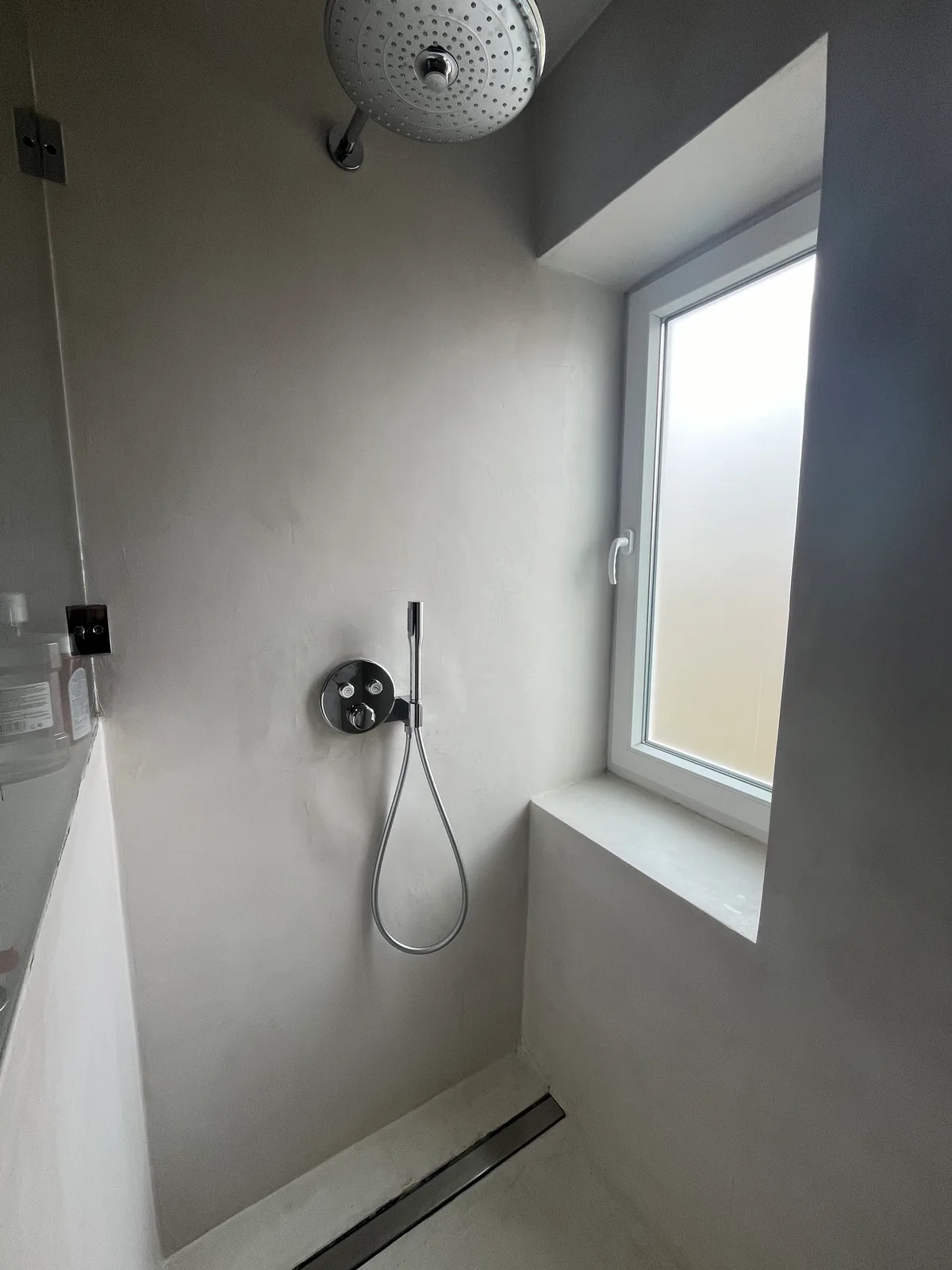Fugenloses Bad Bahrenfelder Straße – Gäste-WC – Vorher-Bild KSB Hamburg