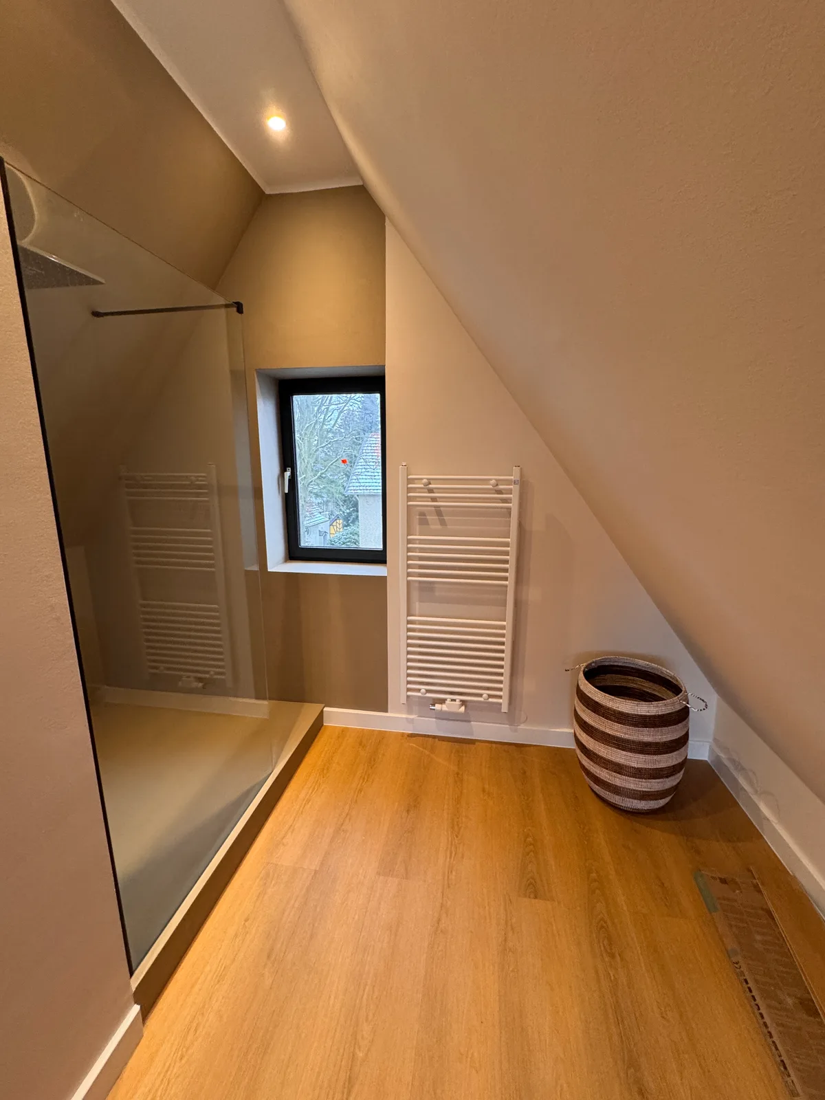 Fugenloses Badezimmer Marienthaler Straße – Familienbad – Vorher-Bild KSB Hamburg