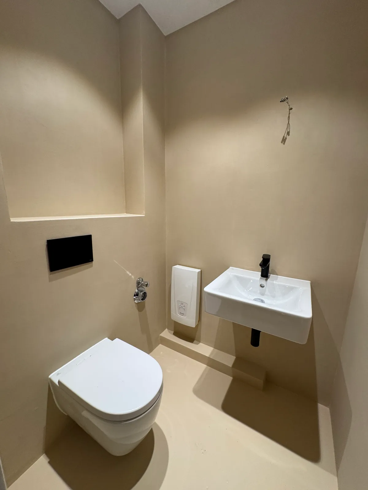 Fugenloses Gäste-WC Nienhofstraße – kompakt und edel – Vorher-Bild KSB Hamburg