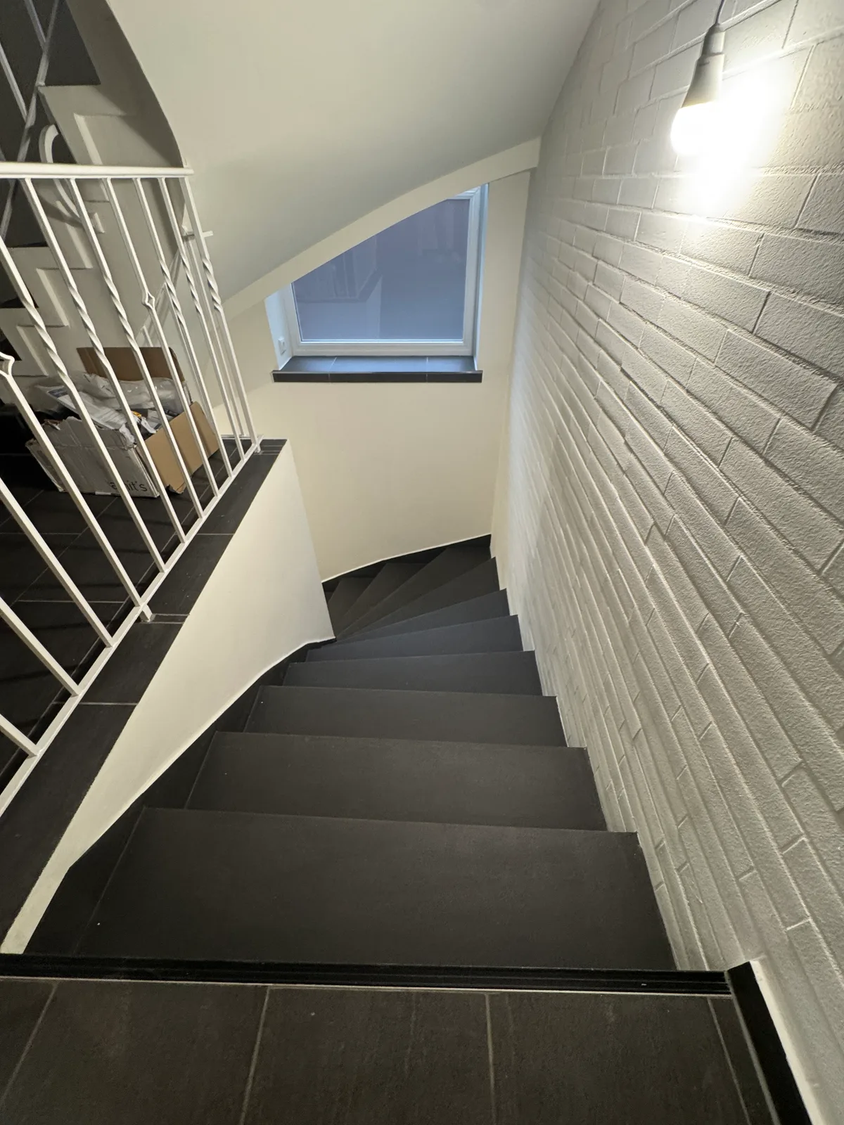 Kellertreppe fugenlos beschichtet – rutschhemmend – Vorher-Bild KSB Hamburg