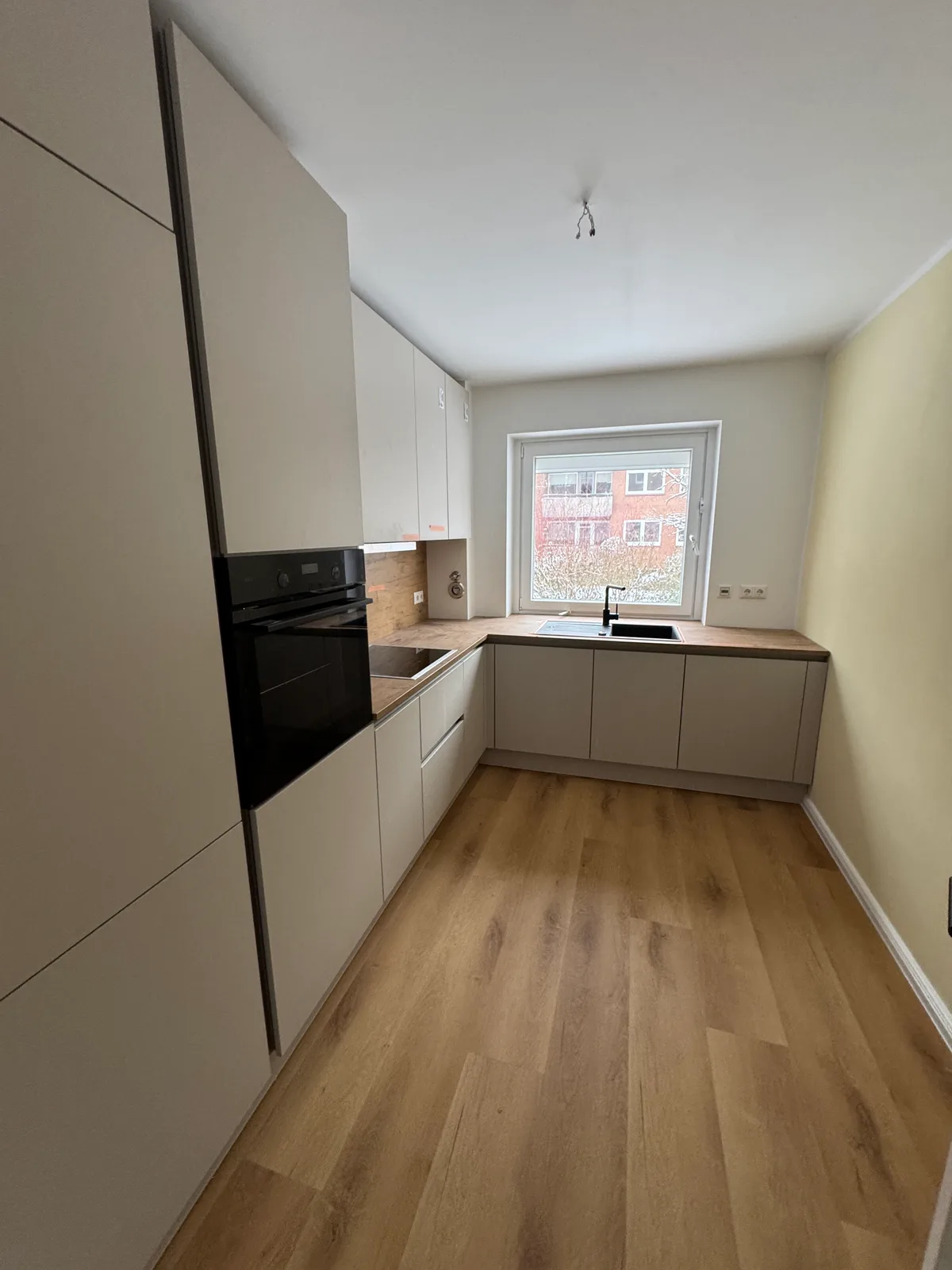 Küchensanierung Niendorf – Anschlüsse + Wand vorbereiten – Vorher-Bild KSB Hamburg