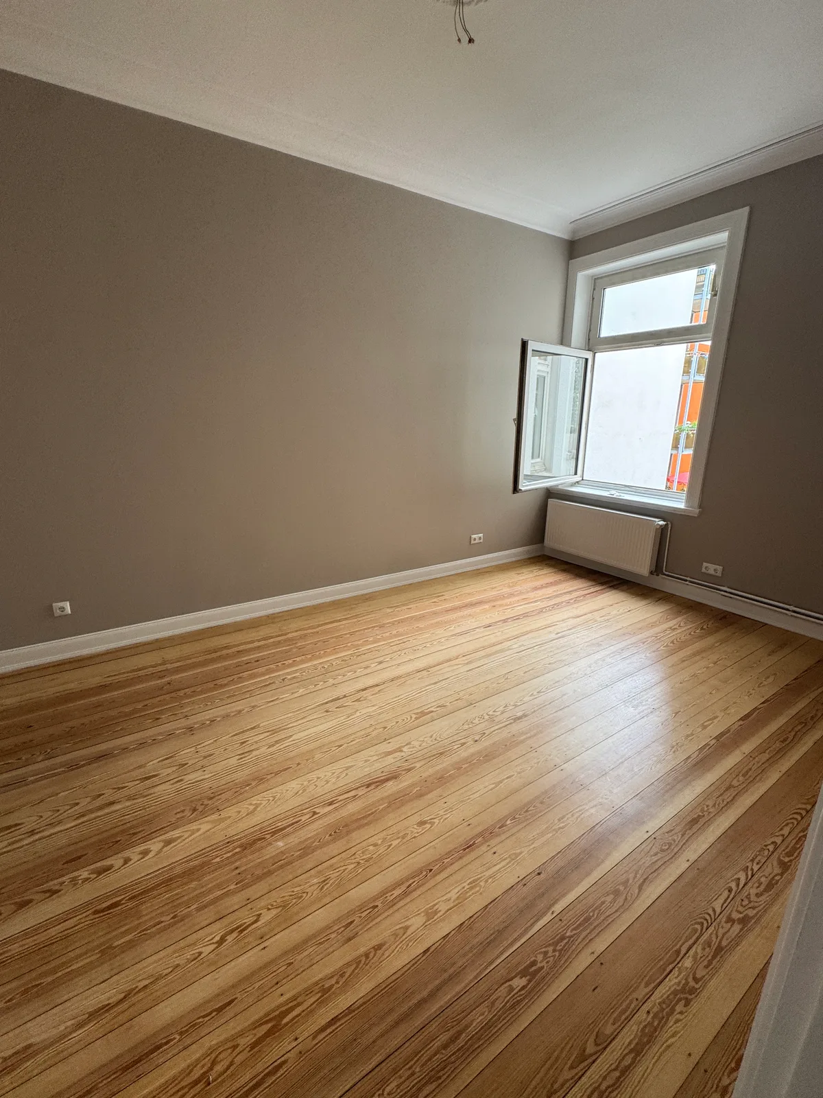 Malerarbeiten Altbau Eimsbüttel – Stuck-Decke und Wände – Vorher-Bild KSB Hamburg