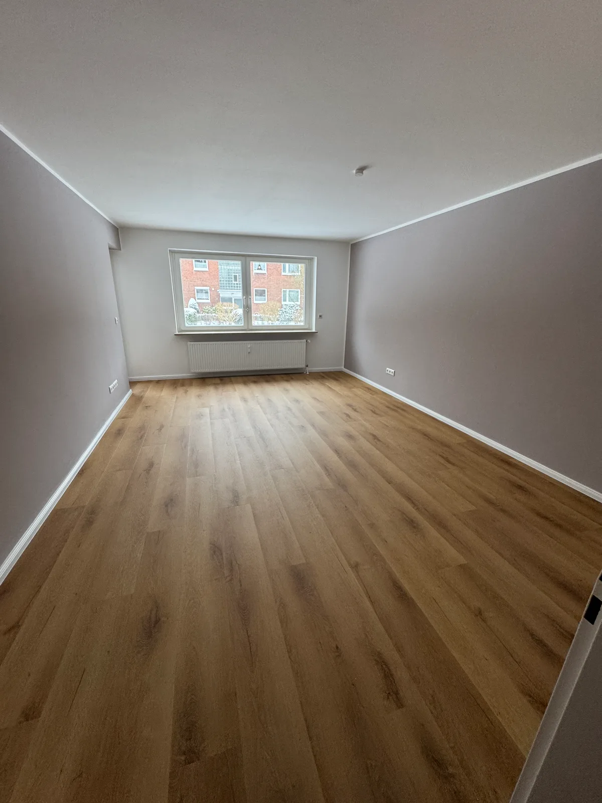 Malerarbeiten Niendorfer Straße – Wohnung frisch gestrichen – Vorher-Bild KSB Hamburg